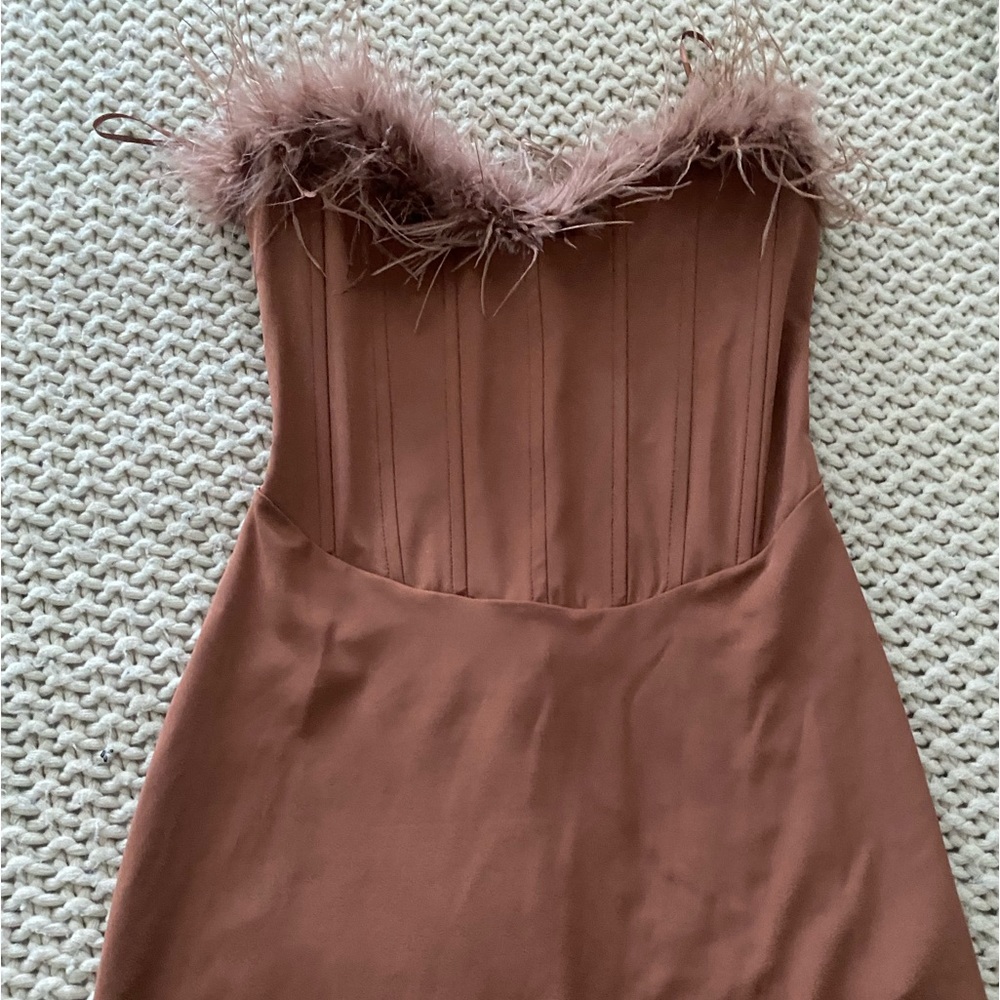 Cute brown strapless dress with feathers will make you look goood  🥰